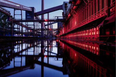 Spiegeling in rood en blauw, de foto
