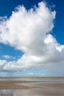 Clouds & beach, de foto