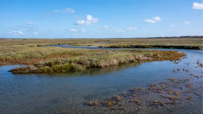 Kronkelende kreek met laag water, de foto