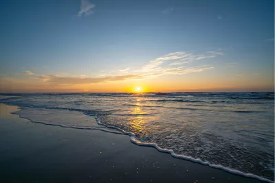 Vredige zonsondergang aan het strand, de foto