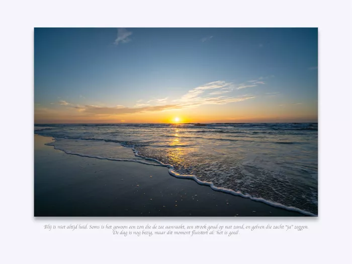 Een prachtige zonsondergang aan zee, waarbij de ondergaande zon een gouden strook op het natte zand werpt en de dag vredig eindigt.