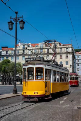 Klassieke gele tram in een historische straat, de foto