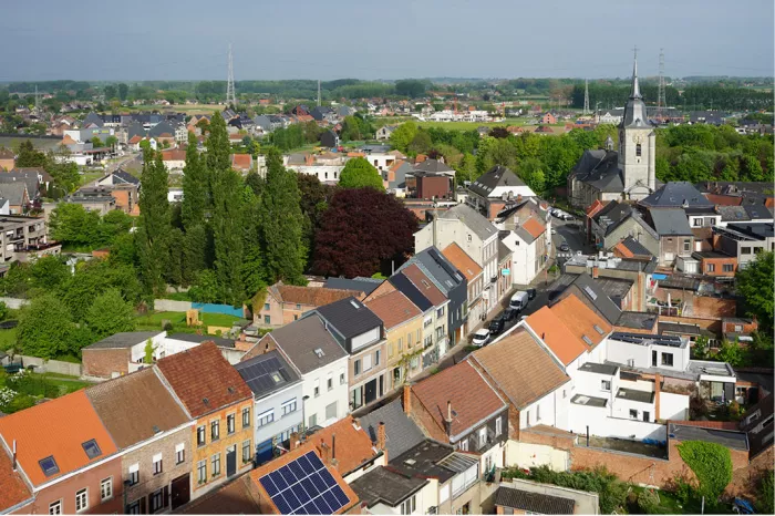 Foto vanuit de lucht waarop o.a. de Langensteenweg en de Onze-Lieve-Vrouwekerk van Merchtem te herkennen zijn. Hier bevindt zich het geschiedkundige begin vanMerchtem.