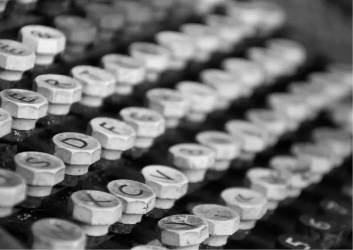 Close-up van rijen ronde toetsen van een oude schrijfmachine, met letters als S, D en F