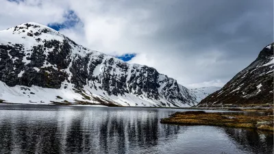 Bergwand aan het water, de foto