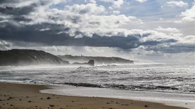 Bewolkte kust, de foto