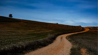 Kronkelende weg door het landschap, de foto