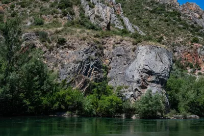 Grijze rots aan de rivier, de foto