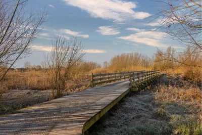 Vlonderpad in winters landschap, de foto