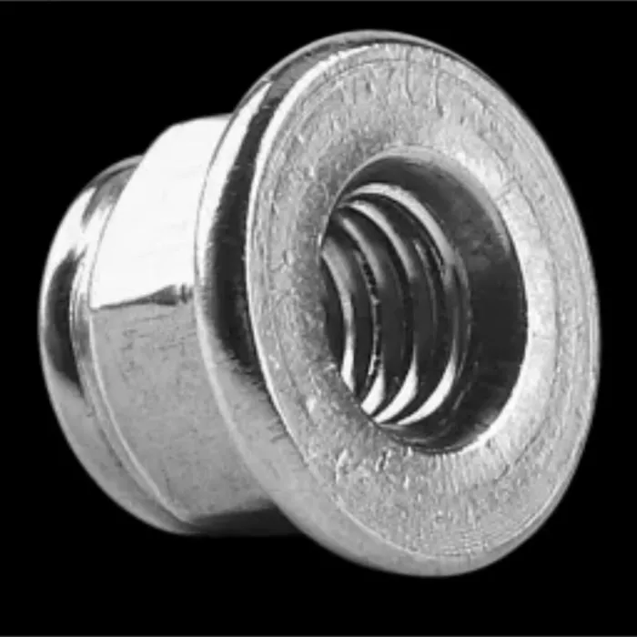 Zwart-witbeeld van een glanzende metalen flensmoer, schuin van voren gezien tegen een egaal zwarte achtergrond, met zichtbaar schroefdraad in de opening, een brede ruwe flensrand met vaag opschrift en weerspiegelend licht op de zeskantige zijkant.