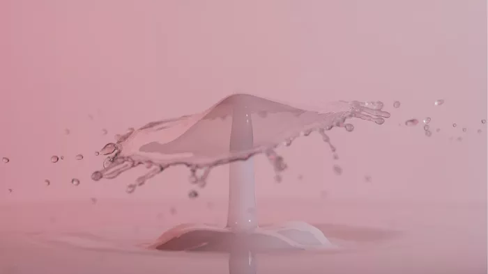 Paddenstoelvormig melkscherm op een witte zuil met spatten, in zachte roze tinten