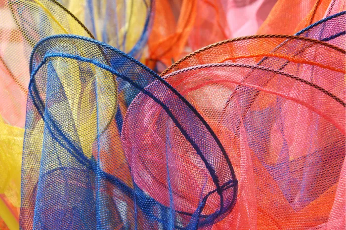 Kleurrijke vlindernetjes in rood, roze, geel en blauw dicht op elkaar
