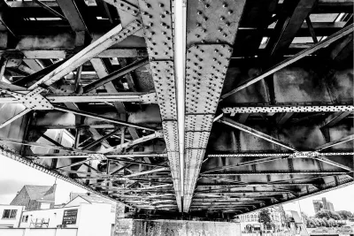 Brugconstructie aan de onderzijde, de foto