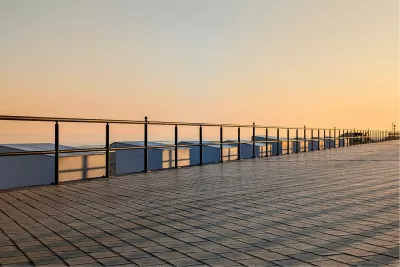 Schaduwkruisen op de strandcabines, de foto