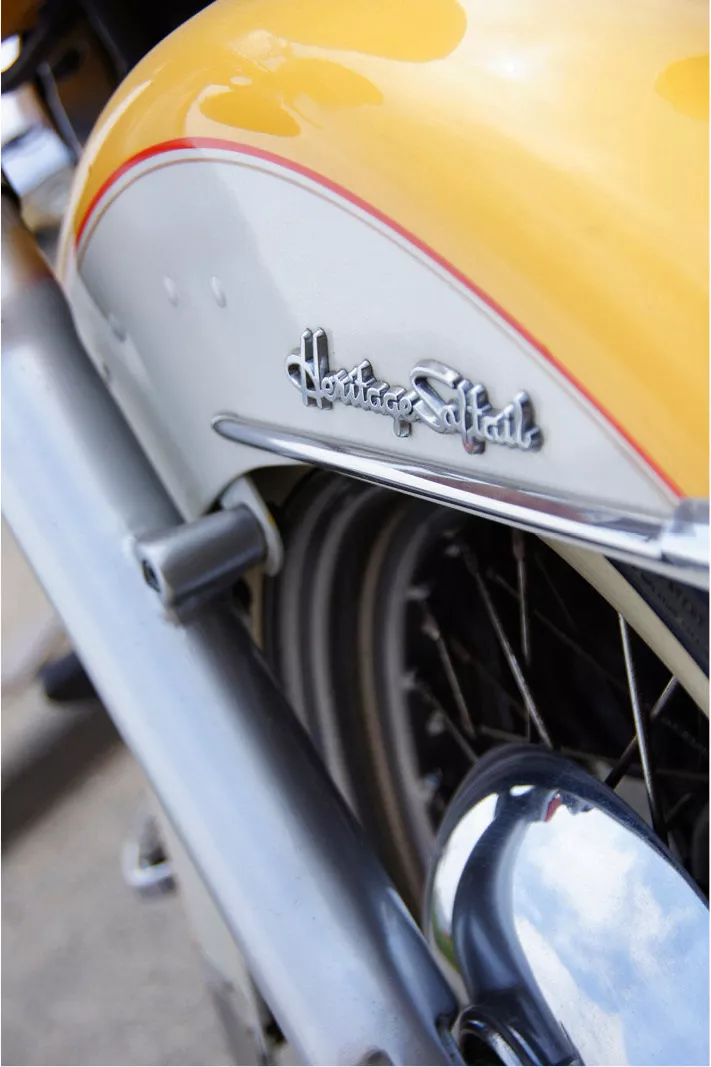 Chromen opschrift Heritage Softail op het spatbord van een motorfiets met spaakwiel