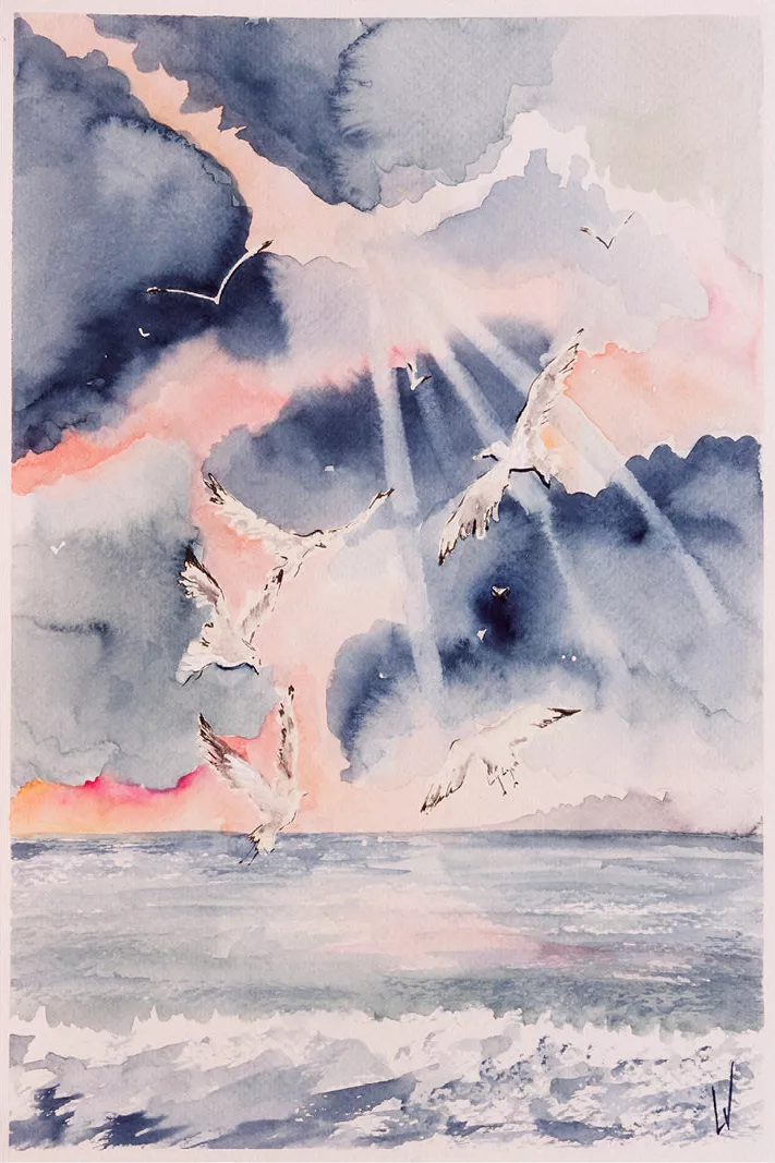 Meeuwen boven de zee onder donkerblauwe wolken met lichtstralen en roze licht, met golven onderaan