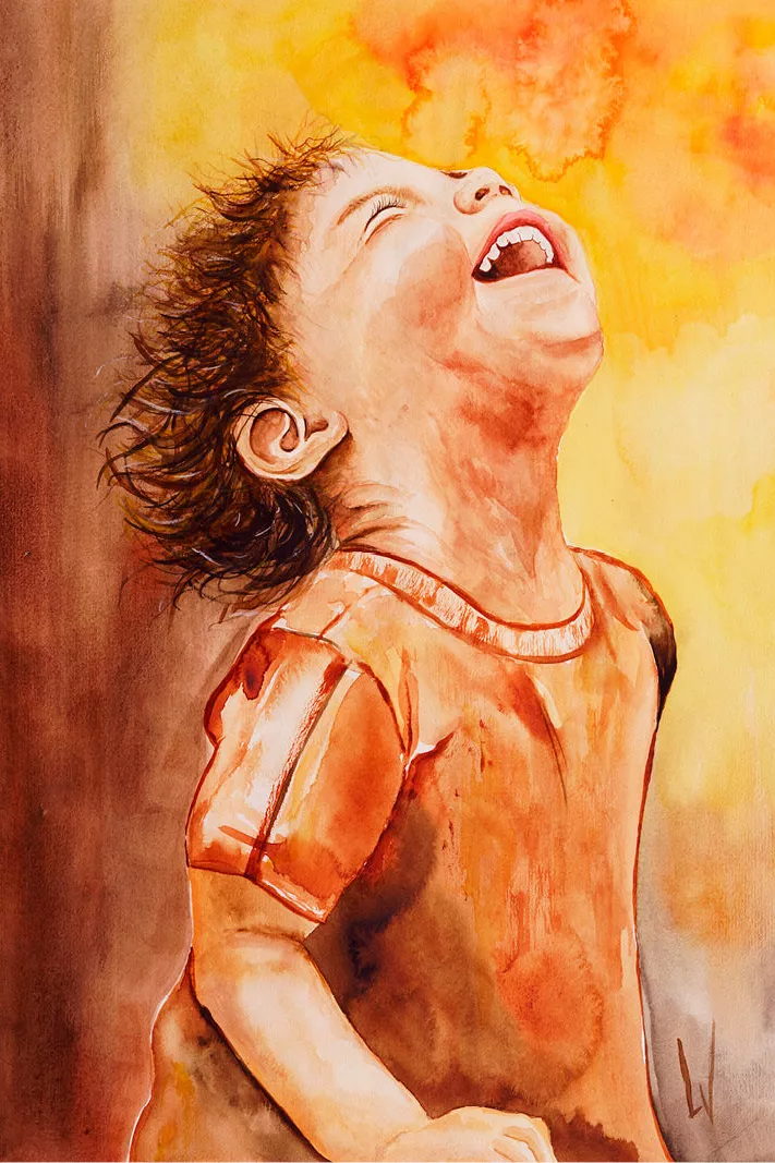 Lachend kind met donkere krullen en oranje T-shirt dat het hoofd achterover gooit, in warme tinten