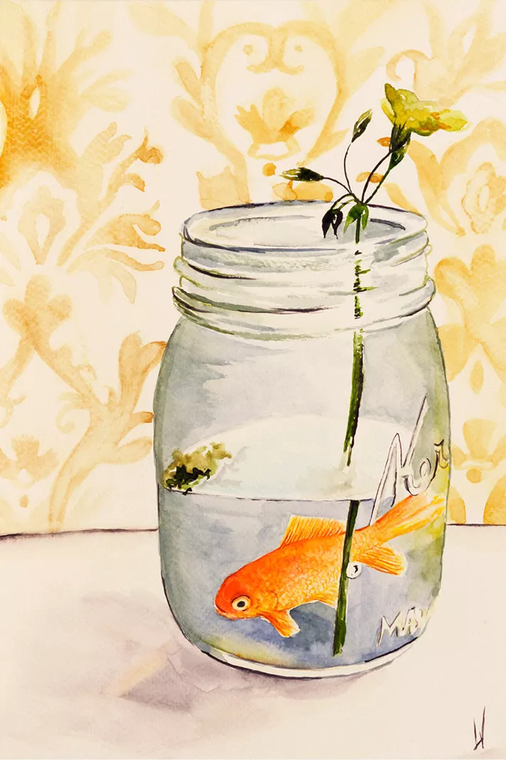 Oranje goudvis in een glazen mayonaisepot met een bloemsteeltje, voor een geel behang met motieven