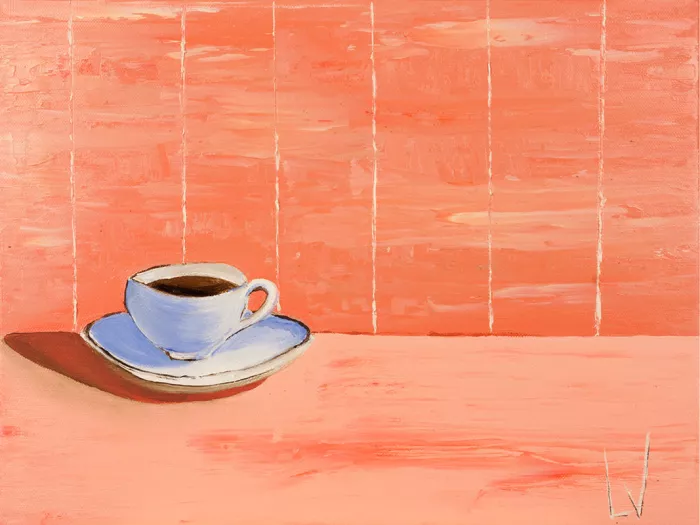 Lichtblauw kopje koffie op een schoteltje op een zalmroze tafel voor een betegelde muur