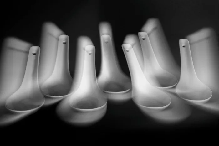 Witte Chinese lepeltjes in een rij met wazige bewegingssporen tegen een zwarte achtergrond