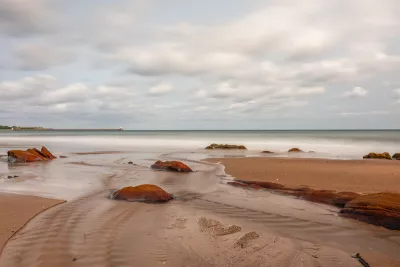 Strand wordt overspoeld, de foto