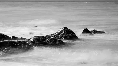 Rotsen in een wolk van water, de foto