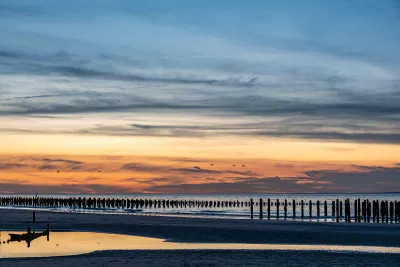 Tinten van blauw tot geel op het strand, de foto