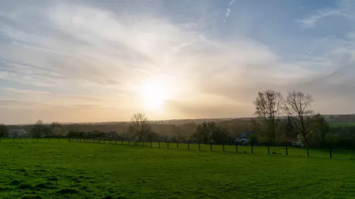 Een weids uitzicht waar lucht en landschap samenkomen