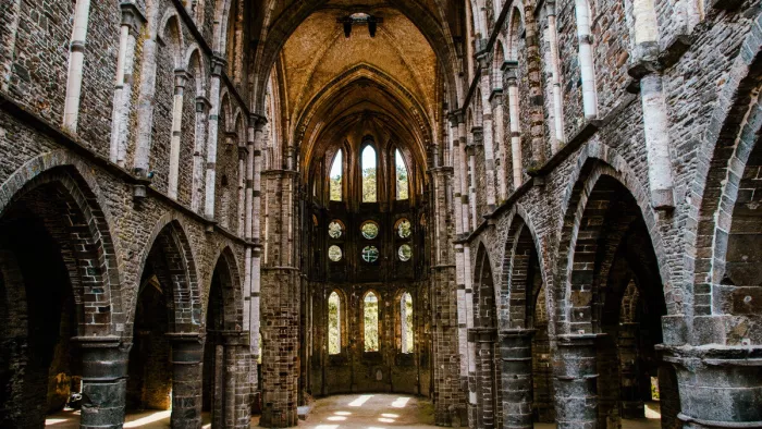 Eeuwenoude architectuur gevangen in licht en schaduw