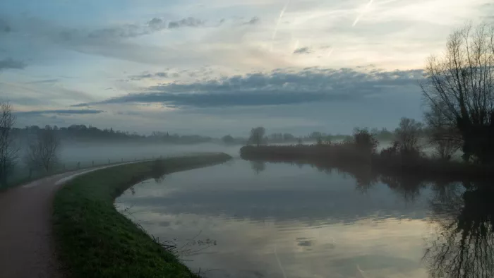 Een kronkelende weg door de ochtendnevel