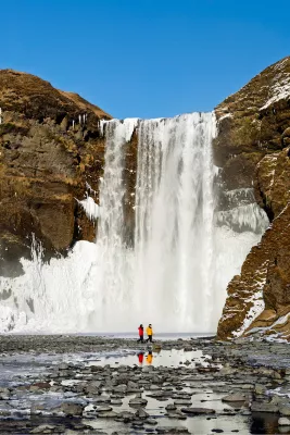 Rood en geel voor de waterval, de foto