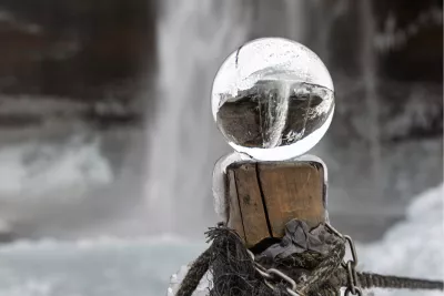 Frozen waterfall in a globe, de foto