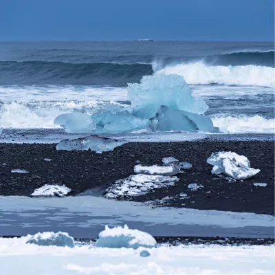 Snow dusted ice by the sea, de foto