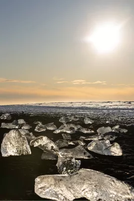 Sun blazing over scattered ice, de foto