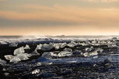 Breaking waves beyond the ice, de foto