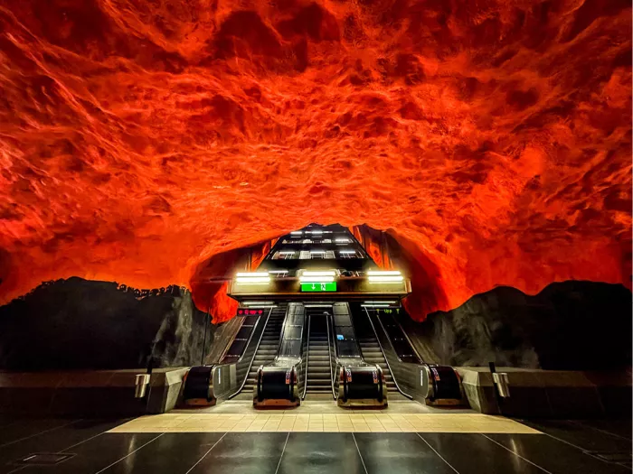 Het metrostation Solna Centrum in Stockholm, Zweden staat bekend om zijn kunstzinnige ontwerp, dat het uiterlijk heeft van een felrode grot. 