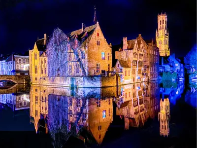 Rozenhoedkaai in nachtkleuren, de foto