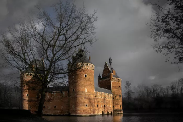 Kasteel van Beersel, een middeleeuws waterkasteel in de gemeente Beersel in Vlaams-Brabant, België. Het kasteel is een van de weinige goed bewaarde voorbeelden van middeleeuwse militaire architectuur in België