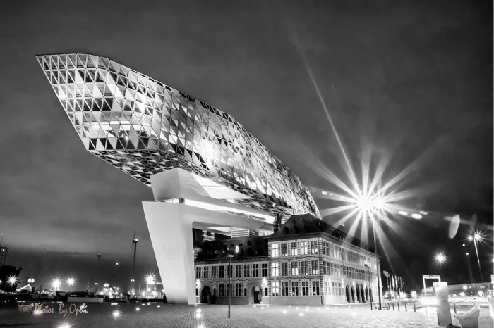 Het Havenhuis in Antwerpen, België, ontworpen door de Brits-Iraakse architecte Zaha Hadid. Het gebouw is sinds 2016 de nieuwe hoofdzetel van het Havenbedrijf Antwerpen. 