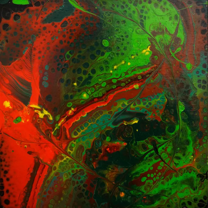 Abstract schilderij met fel groen en rood die diagonaal door elkaar vloeien, met zwarte vlakken en cellen