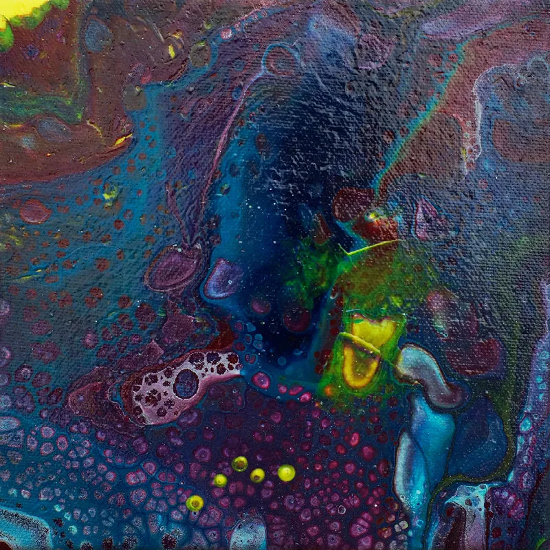 Abstract schilderij in nachtblauw met een groen-gele kern en kleine paarse en blauwe cellen