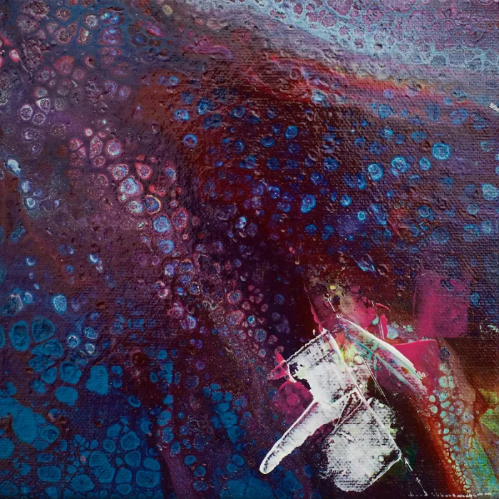 Abstract schilderij met een band van donkerrood en paars vol blauwe cellen en witte streken