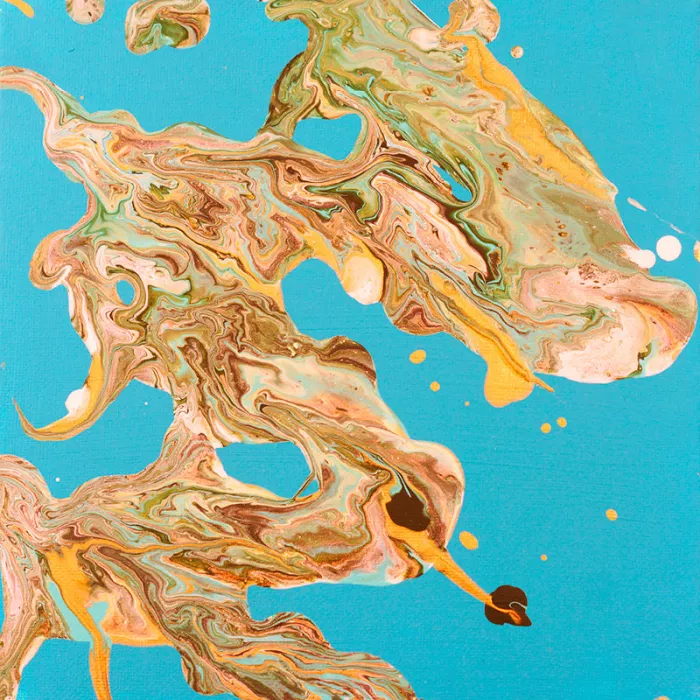 Abstract schilderij met slierten goud, oker en roze die over een turkooise ondergrond drijven