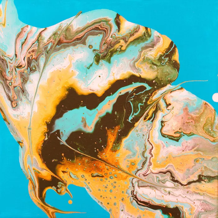 Abstract schilderij met een gemarmerde vorm in goud, roze en bruin op een turkooise achtergrond
