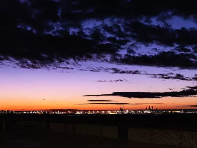 Avondlucht boven haven met lichten, de foto