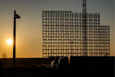 Constructie in silhouet bij zonsopgang, de foto