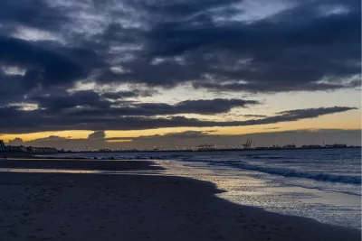 Avondlucht boven de kustlijn, de foto