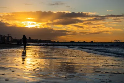Strand bij zonsondergang, de foto